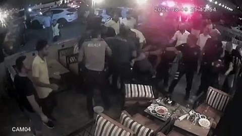Polisin oğlu içeri alınmadı diye kafe sahibini darp edip ters kelepçelediler!
