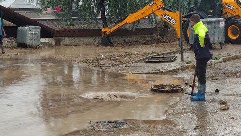 Bursa'da sağanak yağış hayatı felç etti