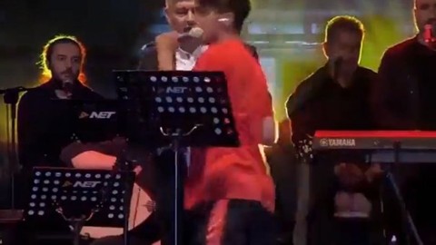 Konya'da sahneye fırlayan genç: Konya uyan artık, AKP'ye oy verme