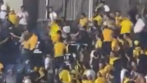 Ankaragücü tribünlerinde bir Beşiktaş taraftarı öldüresiye dövüldü!
