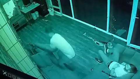 Köpek ile şakalaşan gençlerin ilginç anları kamerada