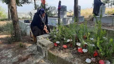 Annesi, katilinin ölüm haberini Azra'ya mezarında verdi