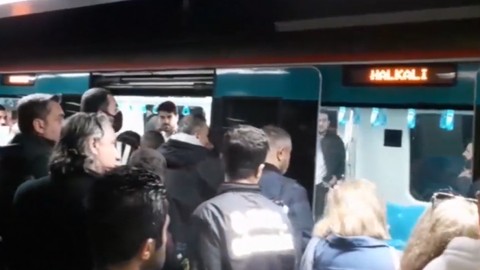 Marmaray arızalandı, yüzlerce yolcu mağdur oldu