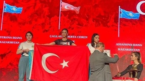 Türk ve Kazak sporcular arasında 'bayrak' gerginliği