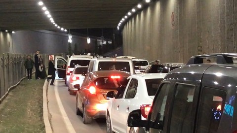 Pes dedirten görüntü! Yolu kesip çiftetelli oynadılar