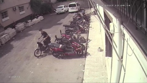 Yakalanmamak için bahçede yaşadı