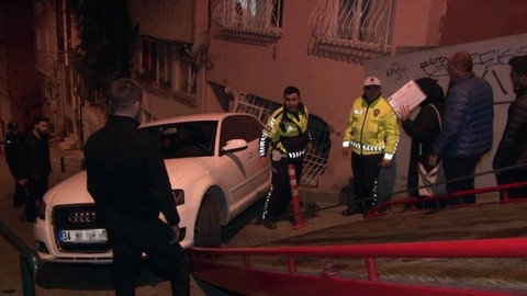 Yokuş aşağı kayan otomobil eve daldı