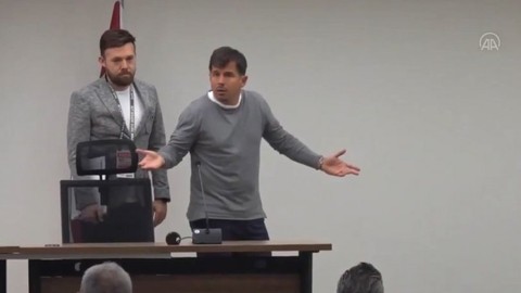 Emre Belözoğlu gazetecilere bağırarak toplantıyı terk etti