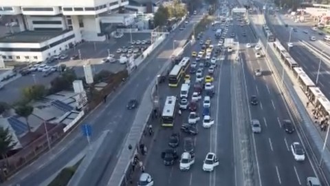 9'u 5 geçe hayat durdu: E-5'te Ata'ya saygı duruşu böyle görüntülendi