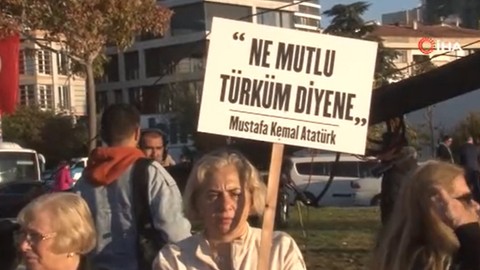 Kadıköy’de binlerce kişilik ‘Ata’ya Saygı Zinciri’ oluşturuldu