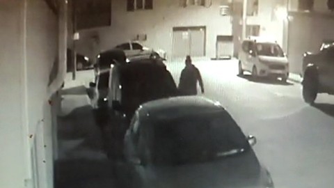 Araçların kapılarını açamayınca öyle bir şeyi çaldı ki...