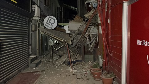 Düzce'de depremin ardından bir iş yeri yıkıldı