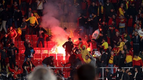 Göztepe tribünündeki taraftar yaşananları anlattı: 'Önce siyah sis bombası ile maskelediler'