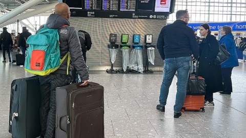 İngiltere'de kar hayatı felç etti: Londra uçuşlarında iptal ve ertelemeler