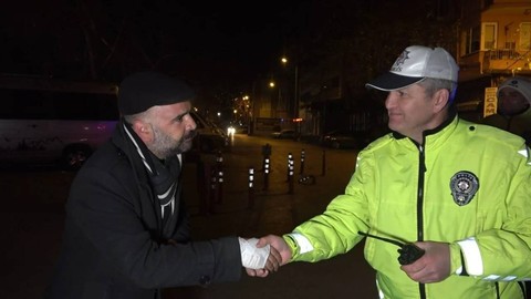 Gazetecileri görünce fenomen olmak için ne yapacağını şaşırdı