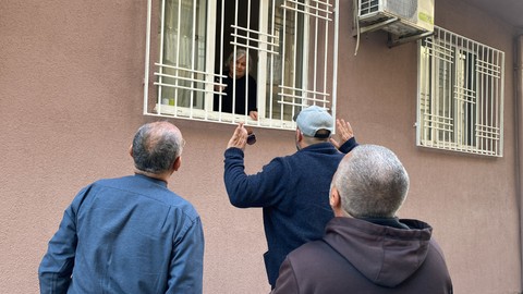 Dolandırıcıların hedefi olan yaşlı kadın polislere de kapıyı açmadı