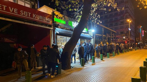 Ucuz et için yılın son günü de kuyrukta beklediler