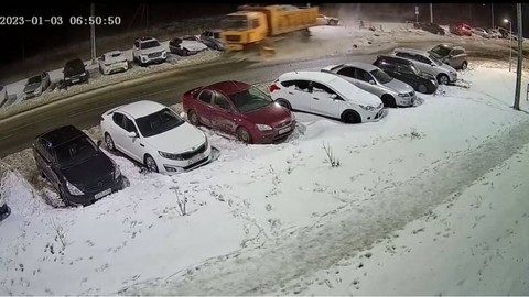 Uyuyakalan kamyon şoförü park halindeki araçları biçti