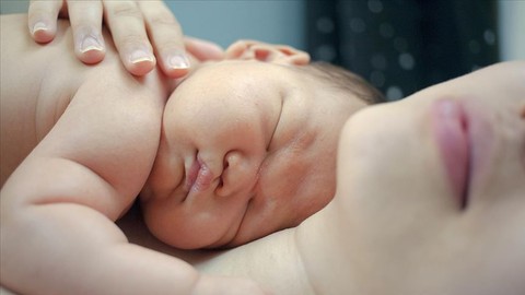 Sarılmak neden iyi hissettiriyor? Anne ve bebek teması geleceği şekillendiriyor