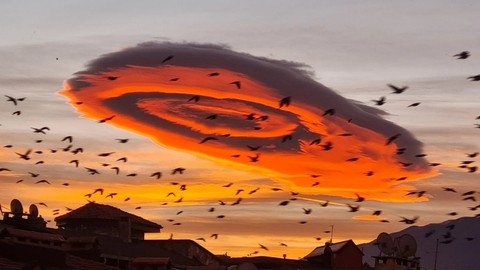 UFO görünümlü bulut şaşkınlık yarattı