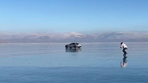 Buz patencilerinden Çıldır Gölü yüzerinde otomobil ile antrenman