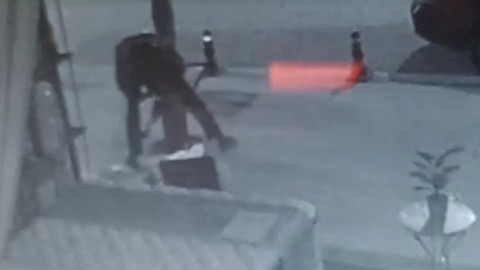 Hülya Avşar'ın maketini parçaladı