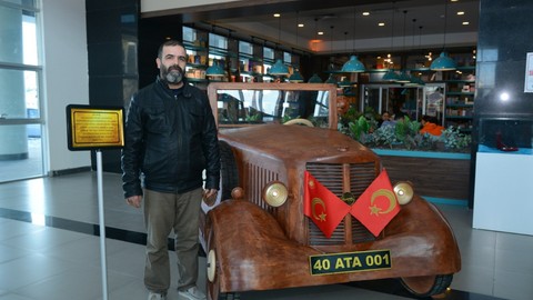 Çocukluk hayalini gerçekleştirdi: Atatürk'ün bindiği otomobili ahşaptan yaptı