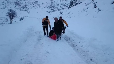 Batman'da 90 yaşındaki hasta kızakla ambulansa ulaştırıldı