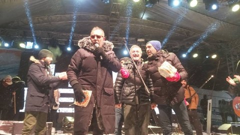 Haluk Levent'ten soğuk havada yürekleri ısıtan davranış
