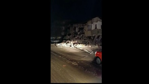 7.6 ile sarsılan Elbistan'daki yıkım kameralara böyle yansıdı
