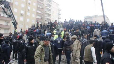Diyarbakır'da enkazdan çıkarılan yaralılar ambulansla hastanelere sevk ediliyor