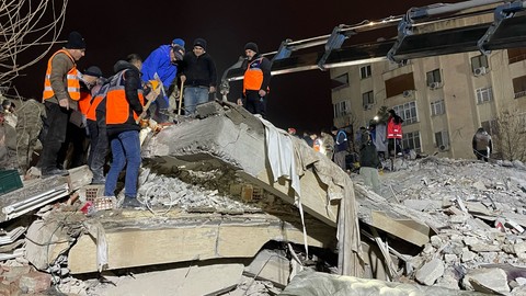 Samsun'da otelini depremzedelere açtı