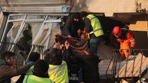 Hatay'da umut yaratan gelişme: 28 saat sonra 2 kişi daha enkazdan sağ kurtarıldı