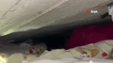 Enkazdan 42 saat sonra kurtarılan 4 yaşındaki Beyza'nın ilk görüntüleri