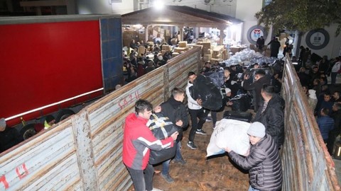 Yüzlerce gönüllü yardım malzemelerini taşımak için insan zinciri oluşturdu