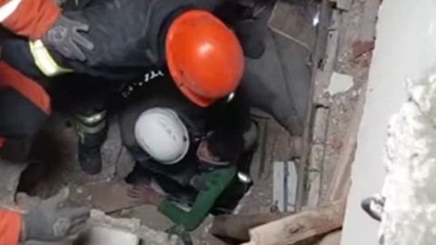 14 yaşındaki Yusuf 70 saat sonra böyle kurtarıldı