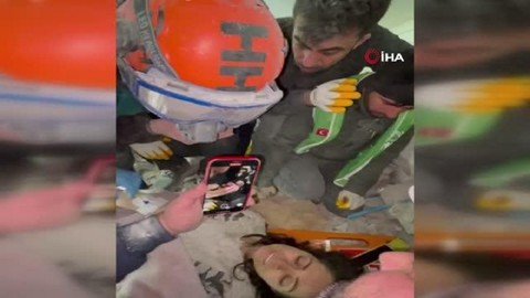 Enkaz altında eşiyle telefonda konuştu