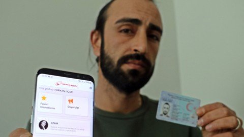 Depremde kayıtlara ölü olarak geçmişti, adeta yeniden doğdu
