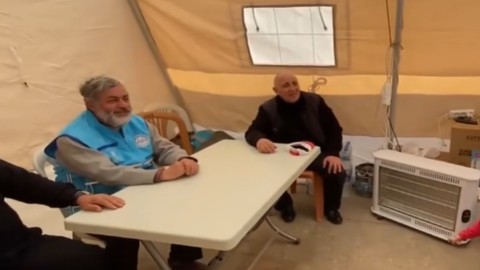 Depremzedelere yardım yollayan çocuk: 'Bu benim en sevdiğim çantam'