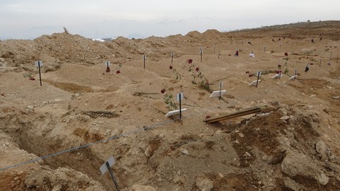 Depremde kayan iki dağın altında kalan 48 kişi hayatını kaybetti!