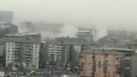 Malatya'daki depremin ardından enkazda oluşan toz bulutu böyle görüntülendi