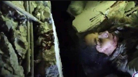Enkaz altındaki Beyza'dan kendisini kurtarmaya çalışan polise: Gözümüzü açıyorduk, sabah olmuyordu