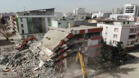 Adıyaman’da hasarlı binalar yıkılıyor