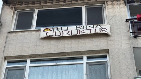 Evi boşaltan kiracıdan vatandaşlara pankartlı uyarı