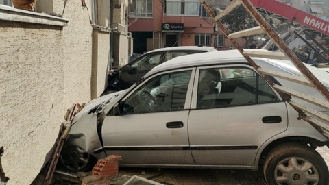 5 otomobil, 50 kişiyi kurtardı