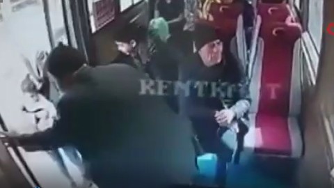 Adana’da dolmuşta yaşlı adamın cüzdanını çaldı!