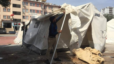 Adana'da bahçelerindeki çadırların kaldırılmasıyla okullar açılacak: 'Başımızın çaresine bakacağız'