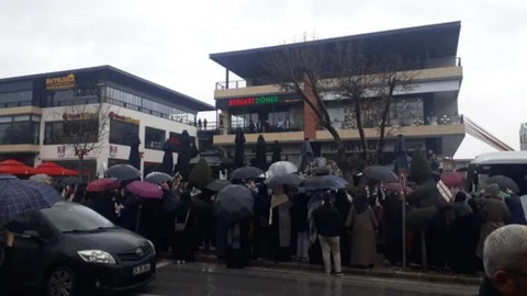 Selin Ciğerci'ye saldırı girişimi: Kalabalığı polis durdurdu