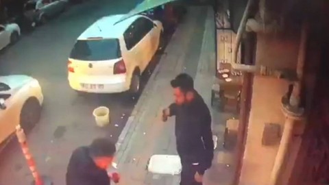 Silahlı saldırıya uğrayıp çay içmeye devam ettiler