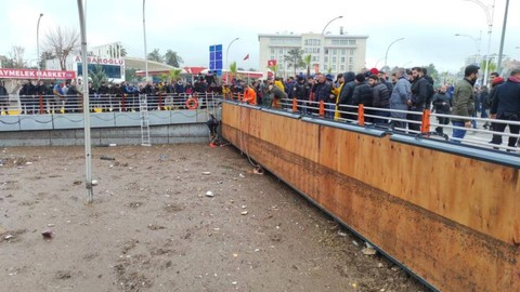 Mahsur kalanları merdivenlerle kurtardılar: Selin alt geçidi kapattığı anlar kameraya böyle yansıdı